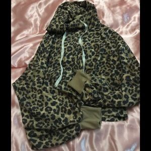 5/30% off - Tan leopard print pullover hoodie
